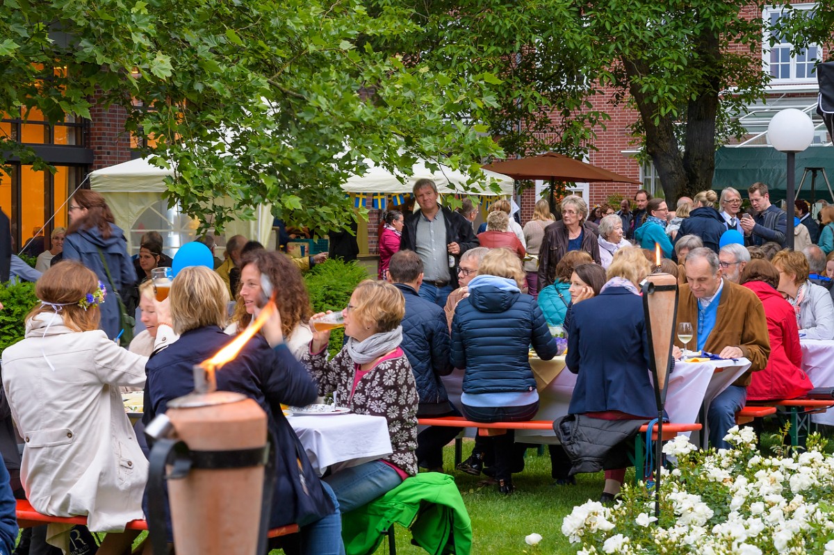 Schwedischer als in Schweden… Stilechte Mittsommernacht in den Stapelfelder Gärten